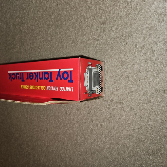 Mobil 1993 Toy Tanker Truck - Picture 4 of 5